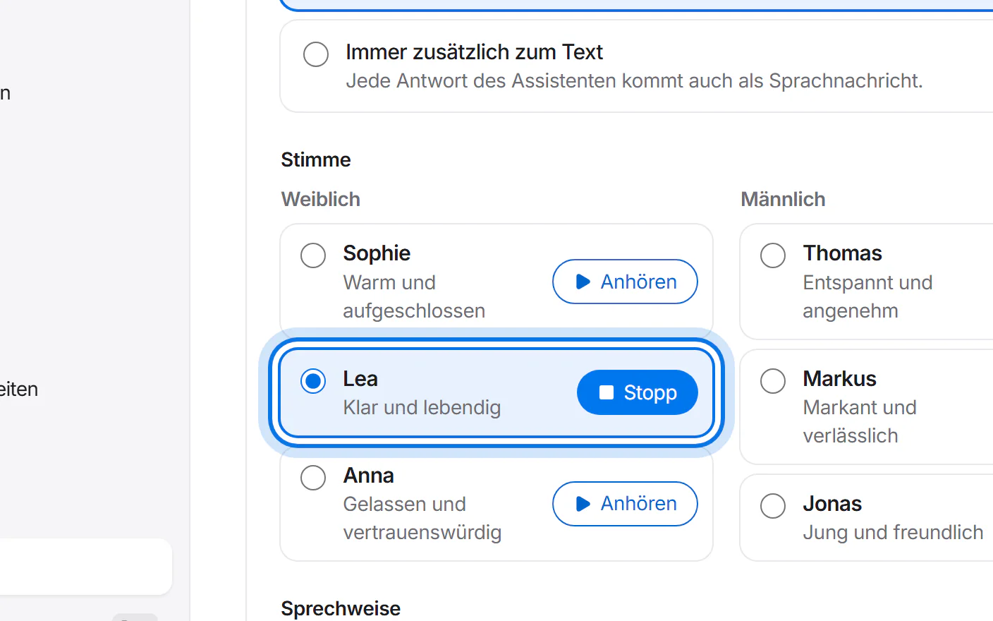 Stimmen zur Auswahl; bei „Lea“ läuft gerade die Hörprobe, der Knopf zeigt „Stopp“, markiert.