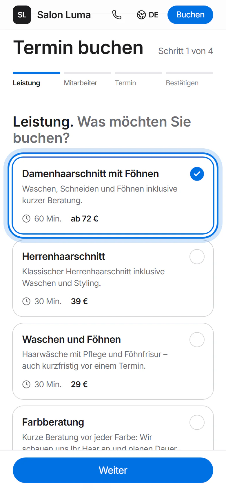 Buchungsseite auf dem Handy, Schritt 1 von 4: die Leistung „Damenhaarschnitt mit Föhnen“ ist gewählt und markiert.