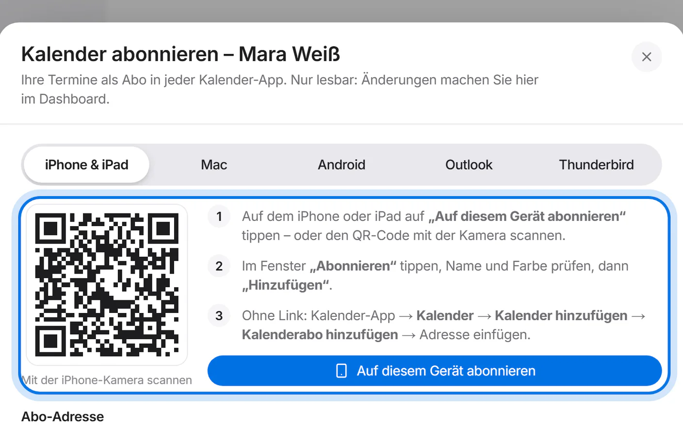 Fenster „Kalender abonnieren“ mit dem Reiter „iPhone & iPad“, dem QR-Code und dem Knopf „Auf diesem Gerät abonnieren“, markiert.