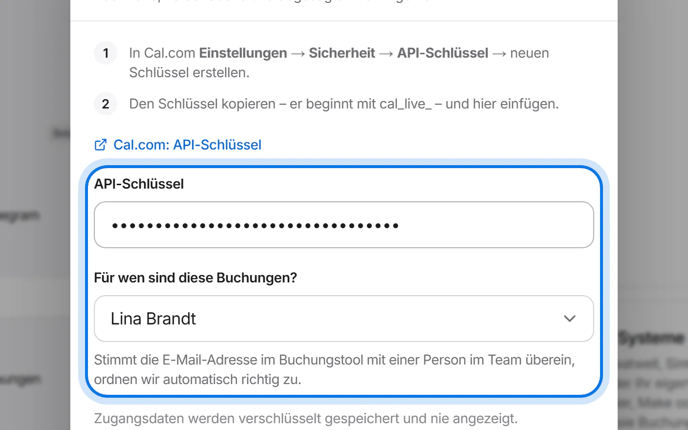 Fenster „Cal.com verbinden“ mit den Schritten; das Feld „API-Schlüssel“ und die Auswahl der Person sind markiert.