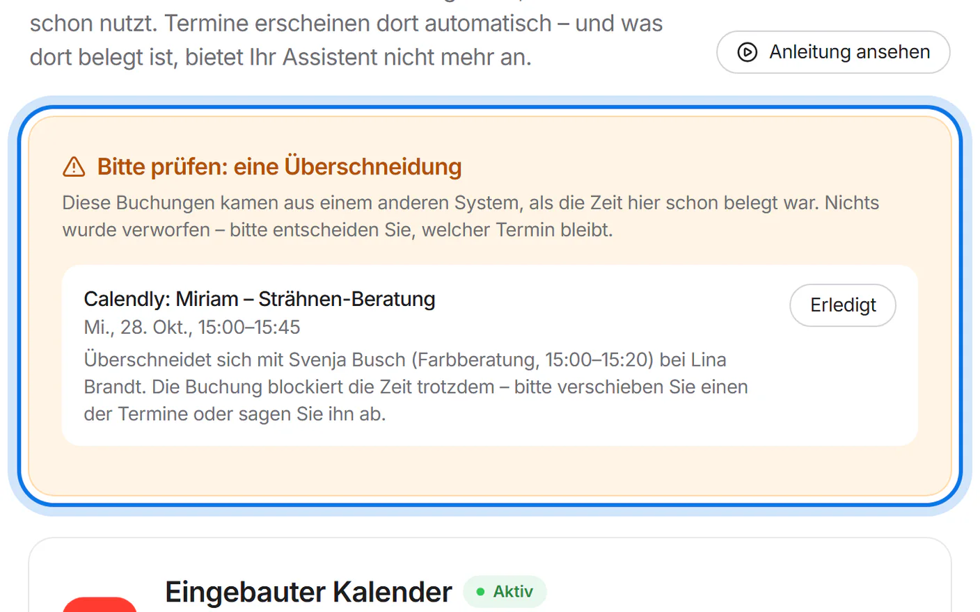 Kasten „Bitte prüfen: eine Überschneidung“ mit der Buchung aus Calendly und dem Knopf „Erledigt“, markiert.