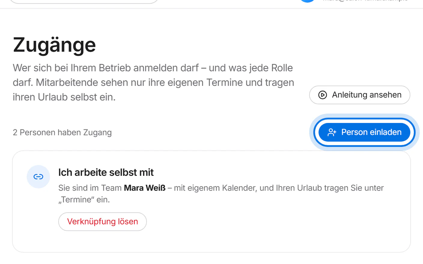 Oben auf der Seite „Zugänge“ ist der Knopf „Person einladen“ markiert.
