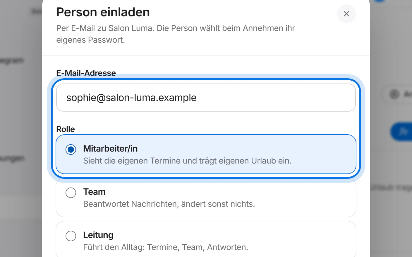 Fenster „Person einladen“: die E-Mail-Adresse und die Rolle „Mitarbeiter/in“ sind markiert.