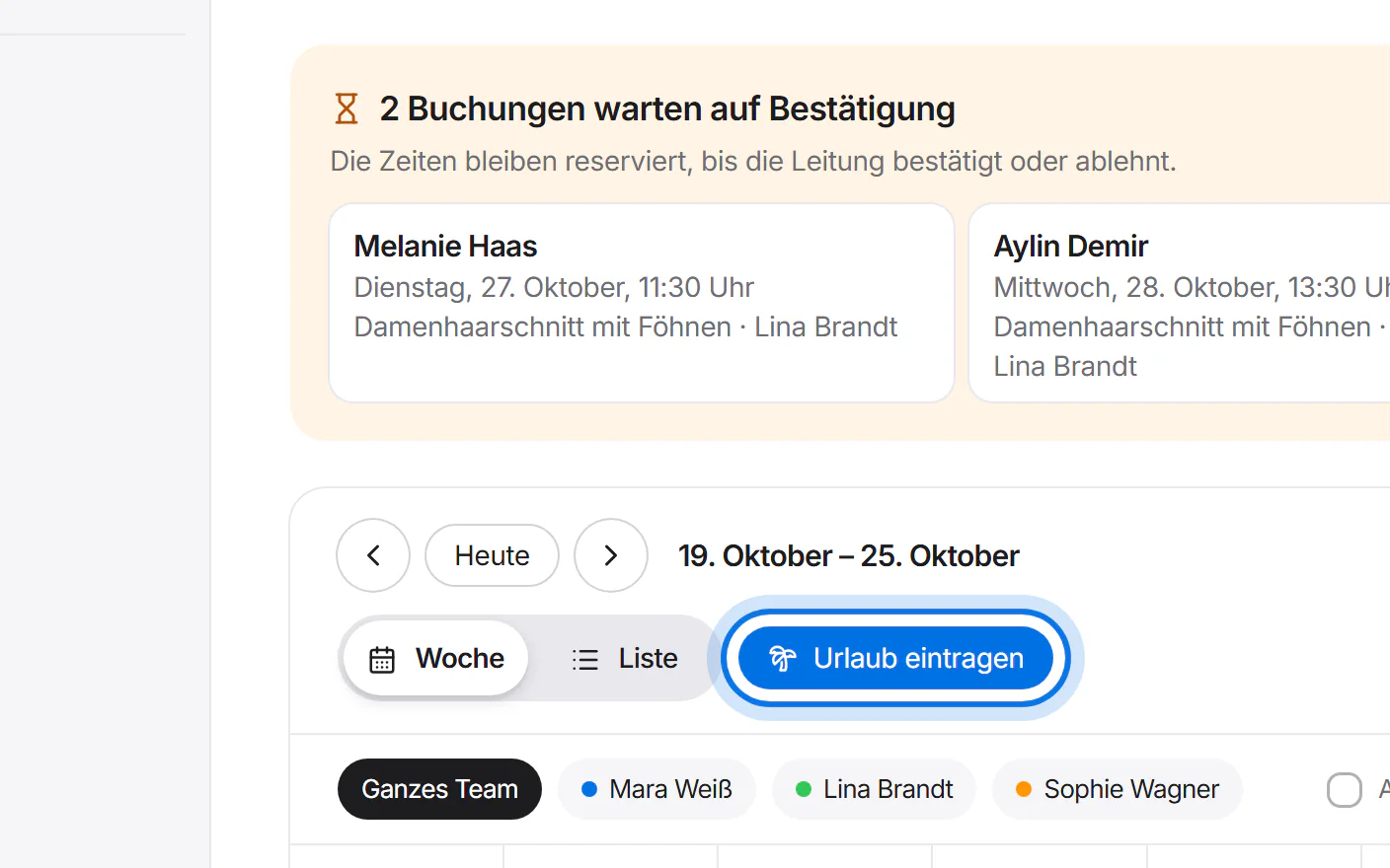 Der Knopf „Urlaub eintragen“ oben im Kalender ist markiert.