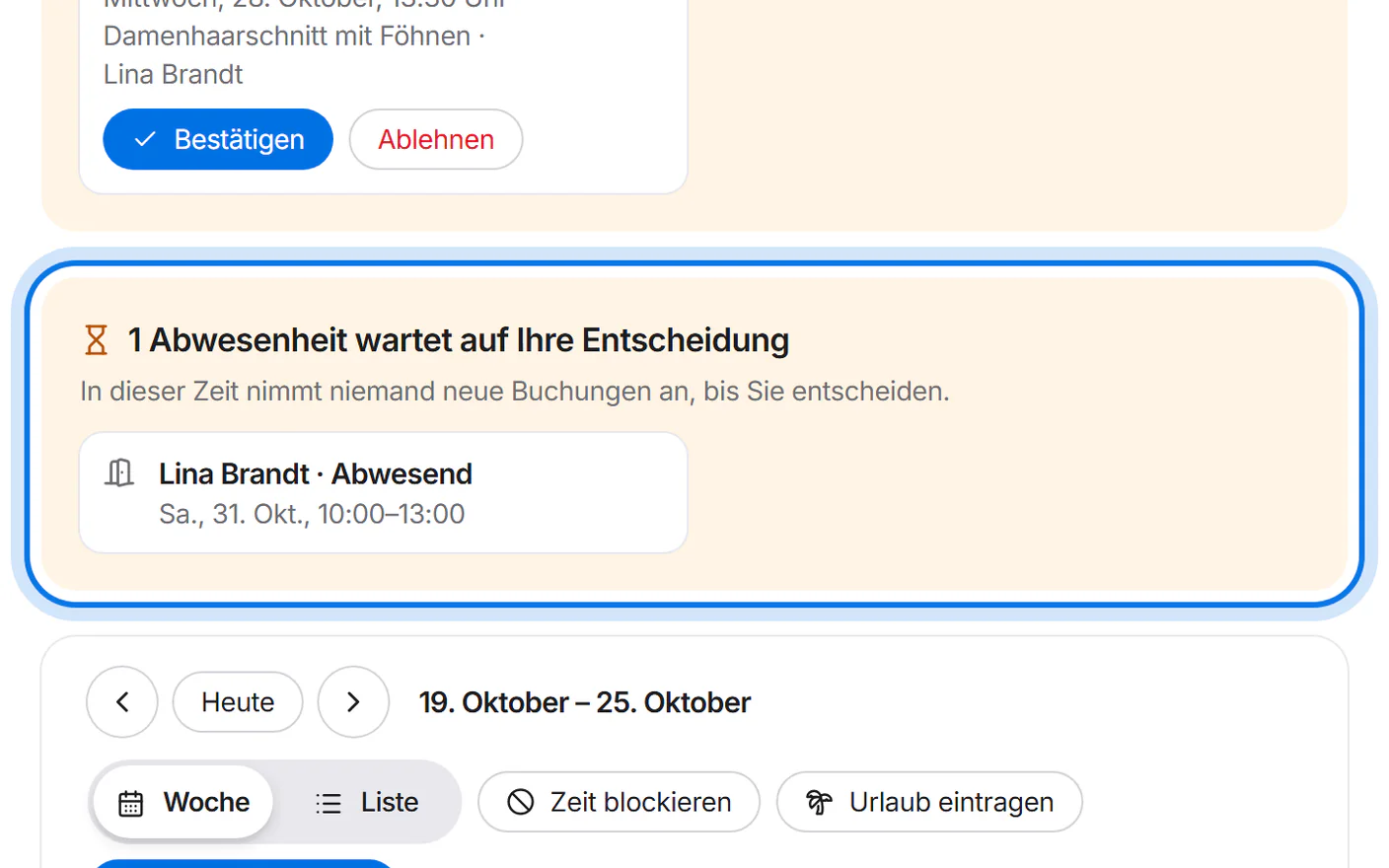 Kasten „1 Abwesenheit wartet auf Ihre Entscheidung“ oben im Kalender, markiert.