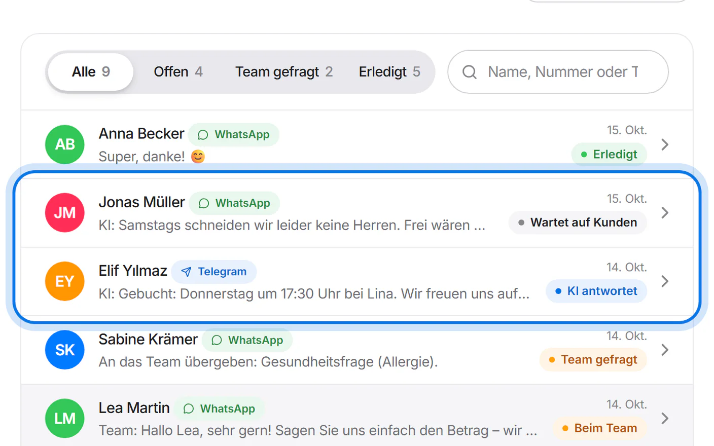 Liste der Gespräche; markiert sind zwei davon – eines mit dem Zeichen „WhatsApp“, eines mit „Telegram“ neben dem Namen.