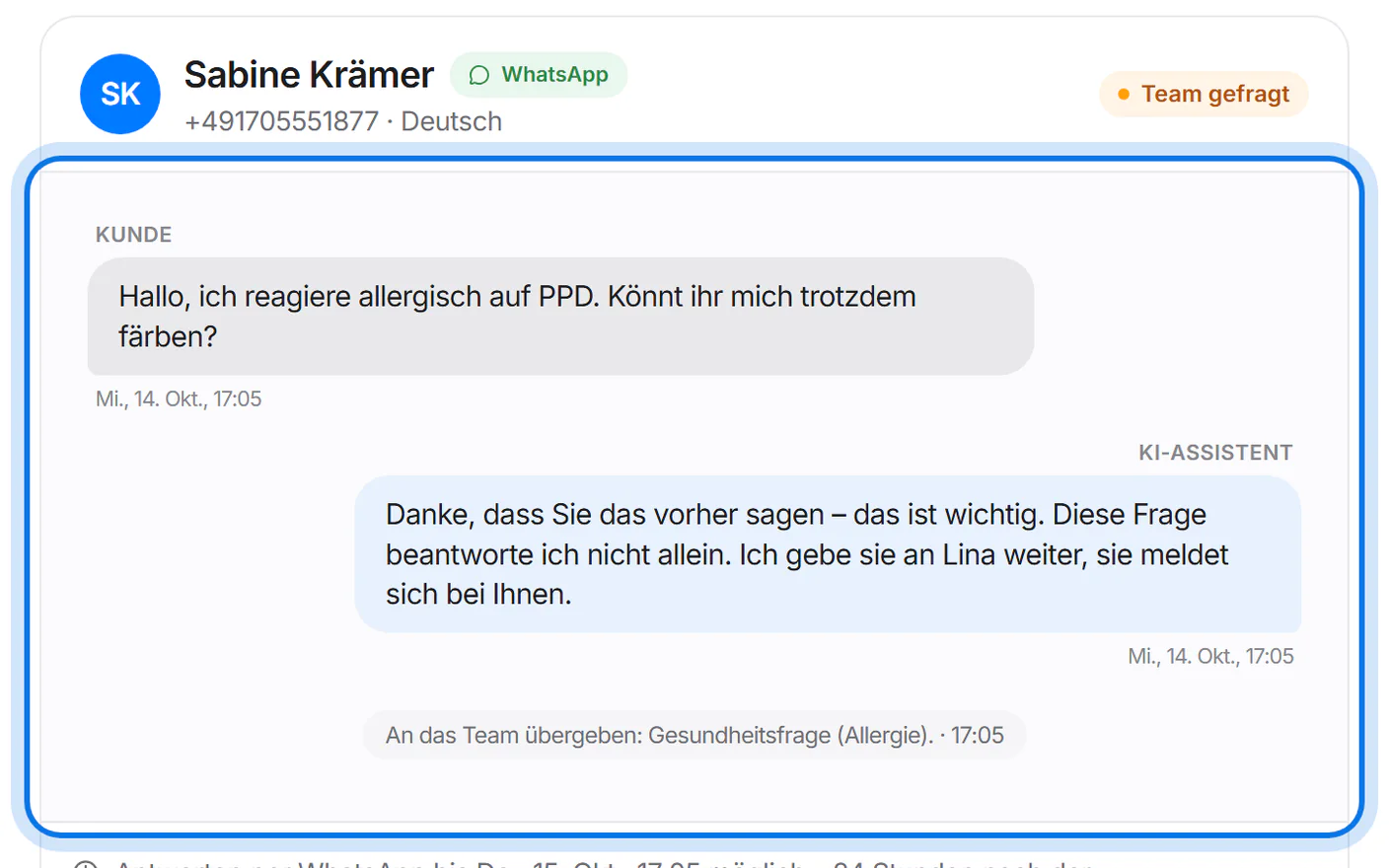 Geöffnetes Gespräch: Frage der Kundin, Antwort des KI-Assistenten und der Hinweis auf die Übergabe ans Team, markiert.