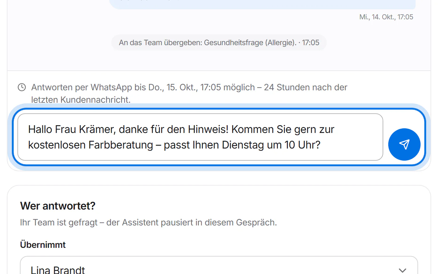 Antwortfeld mit einer geschriebenen Antwort, darüber der Hinweis „Antworten per WhatsApp bis … möglich“, und der Knopf zum Senden, markiert.