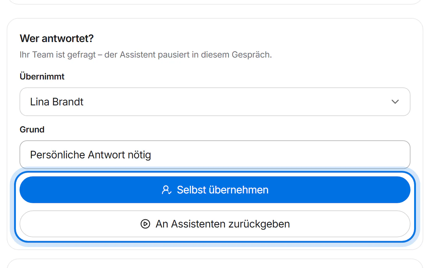 Bereich „Wer antwortet?“ mit den markierten Knöpfen „Selbst übernehmen“ und „An Assistenten zurückgeben“.