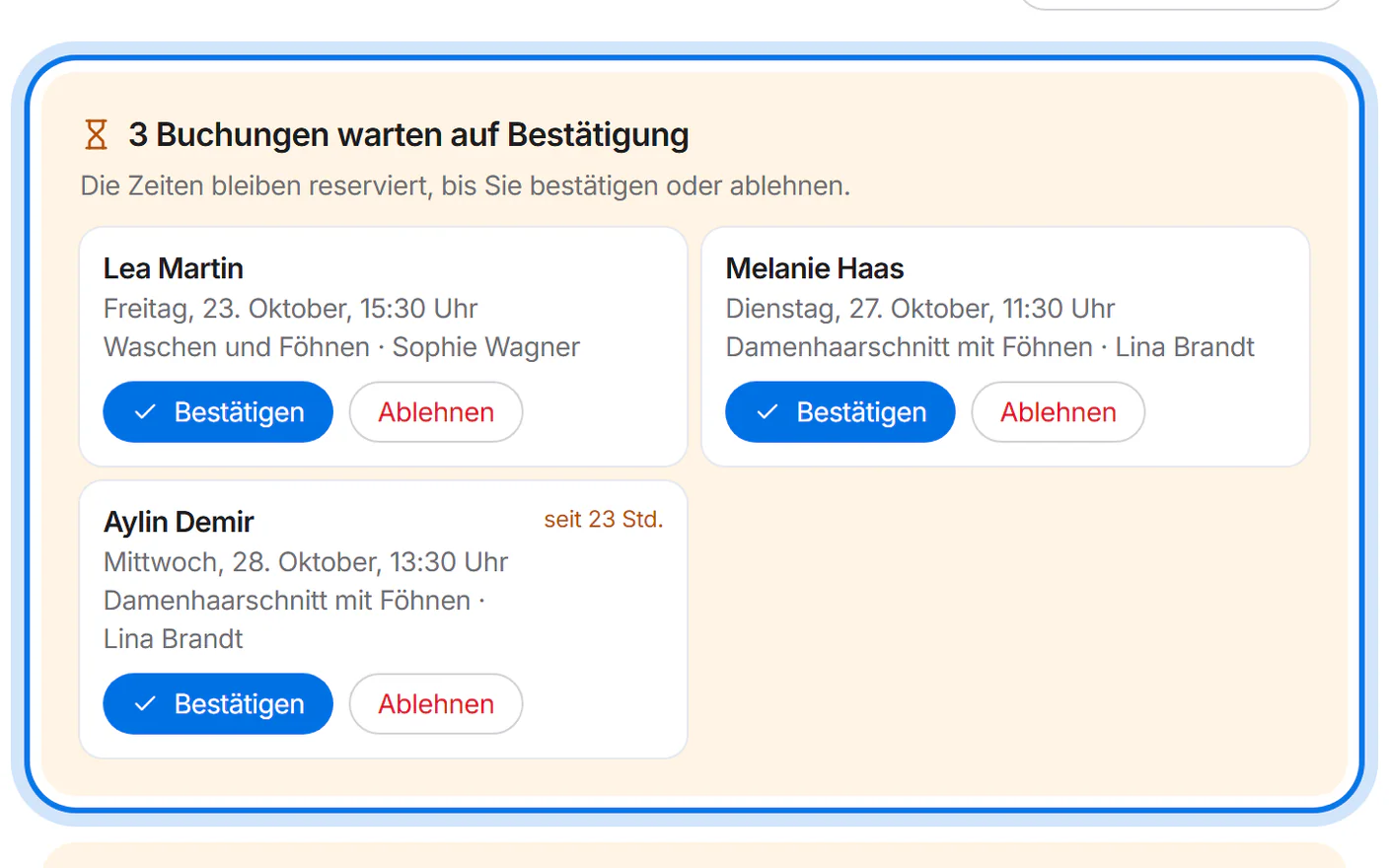 Kasten „Buchungen warten auf Bestätigung“ mit den Anfragen und den Knöpfen „Bestätigen“ und „Ablehnen“, markiert.